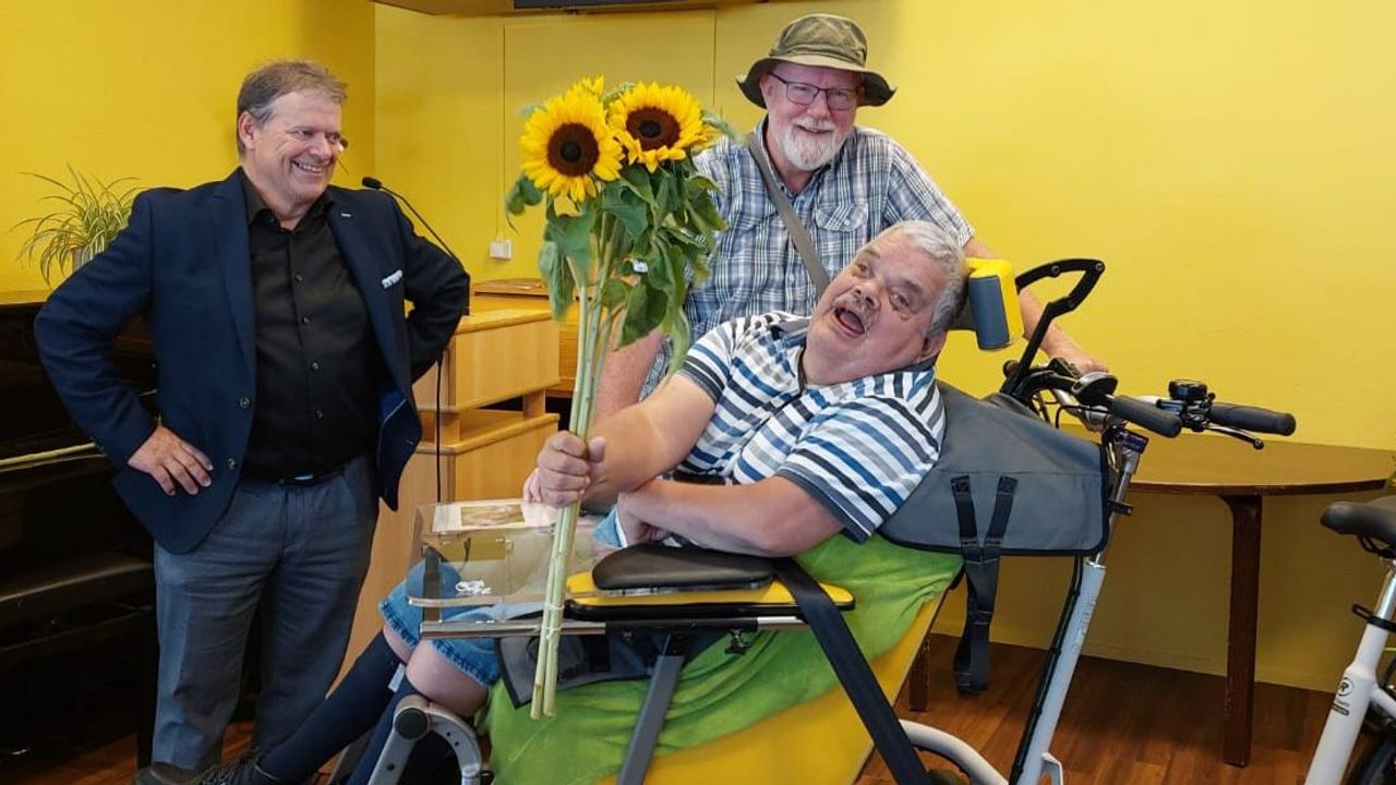Nieuwe rolstoelfiets voor Biltse Zonnebloemafdeling